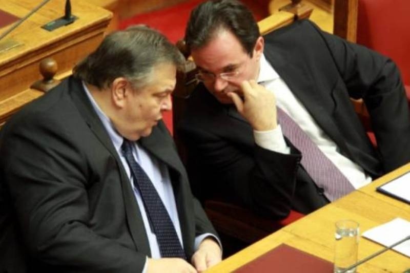 Πολίτες κατέθεσαν μήνυση κατά Βενιζέλου - Παπακωνσταντίνου