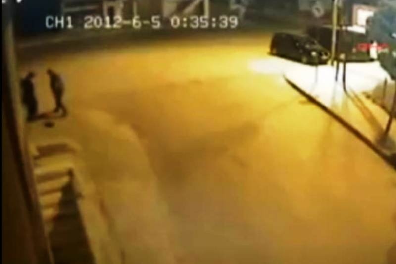 ΣΟΚ:16χρονη γεννάει στο δρόμο και εγκαταλείπει το μωρό (vid)