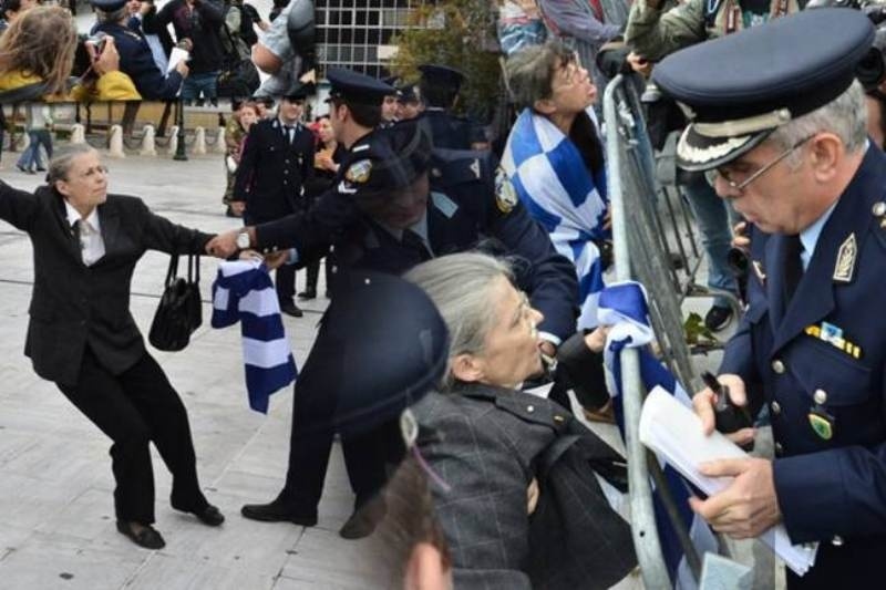 Ένταση στο Σύνταγμα (ΒΙΝΤΕΟ ΚΑΙ ΦΩΤΟΡΕΠΟΡΤΑΖ)