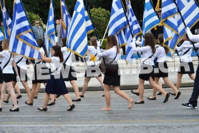 Η ξυπόλητη σημαιοφόρος!