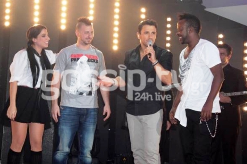 Ο Νίκος Βέρτης τραγούδησε με τους Vegas