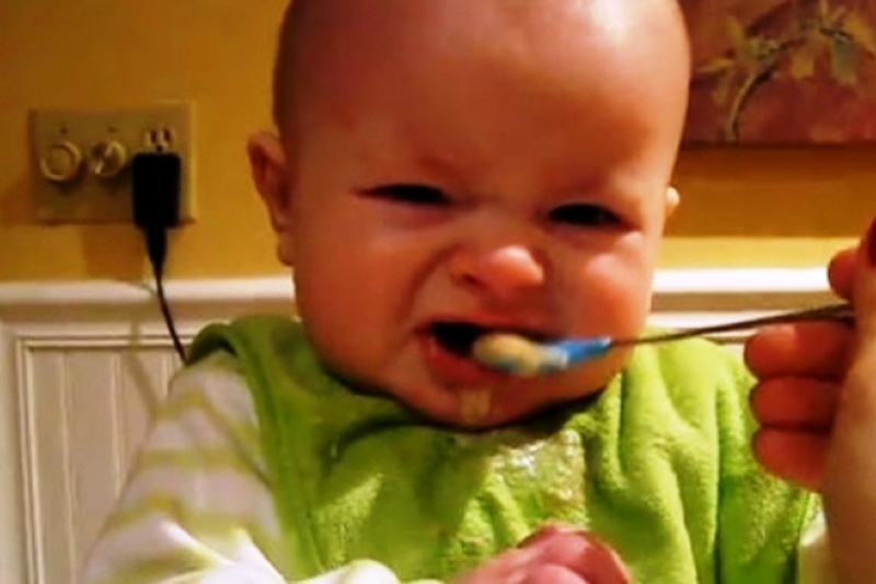 Βίντεο: «Μπλιάχ… Σιχαίνομαι το νέο μου φαγητό!»