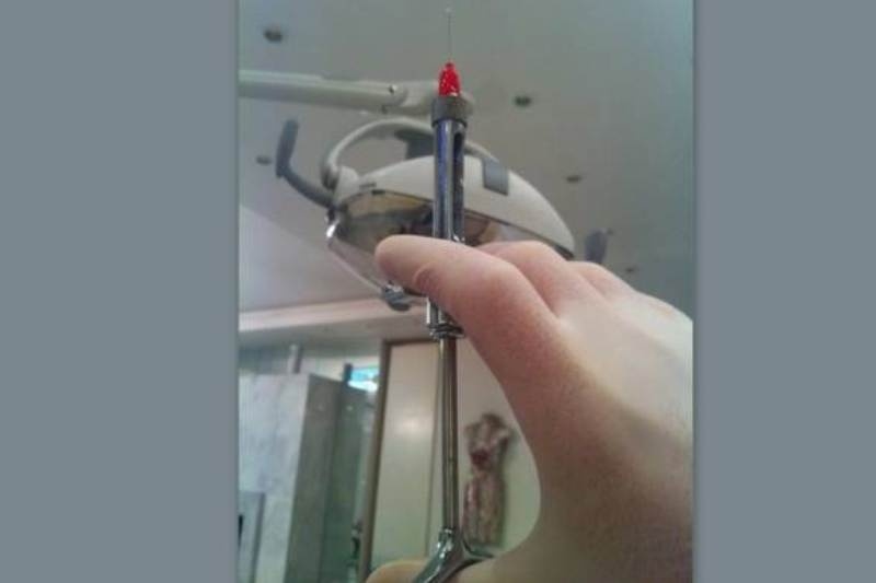 Πολύ γνωστός Έλληνας καρδιοχτυπά την ώρα που ο οδοντίατρός του, του κάνει ένεση!