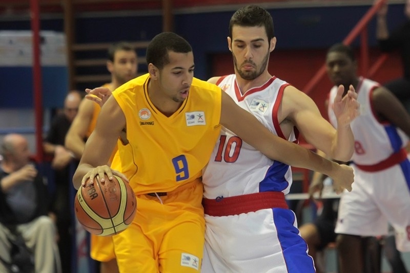 Περιστέρι: Χαλαρά ο Τζόουνς, διάστρεμμα ο Μάντζαρης