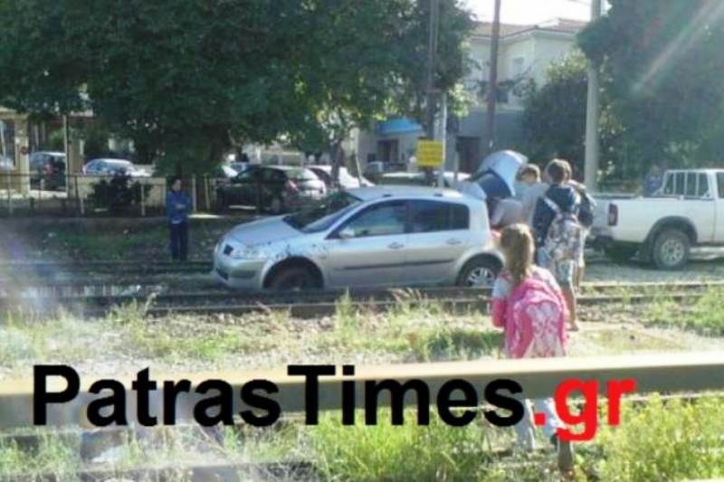 Πάτρα: Πάρκαρε το αυτοκίνητο του πάνω στις γραμμές του προαστιακού