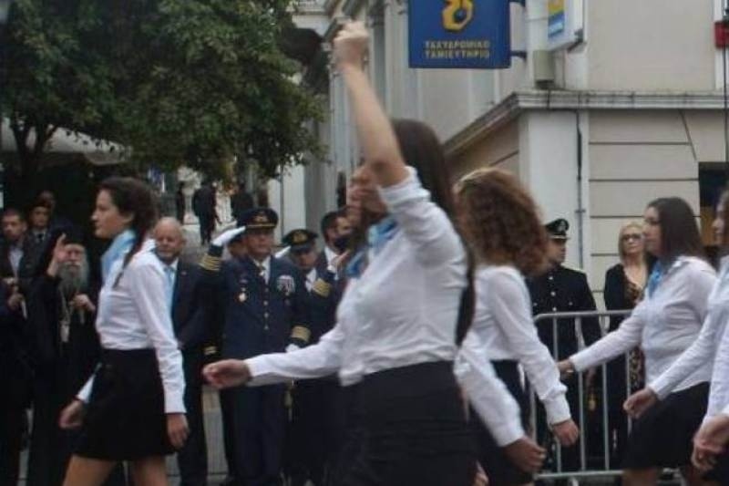 Απάντησε η μαθήτρια για την υψωμένη γροθιά