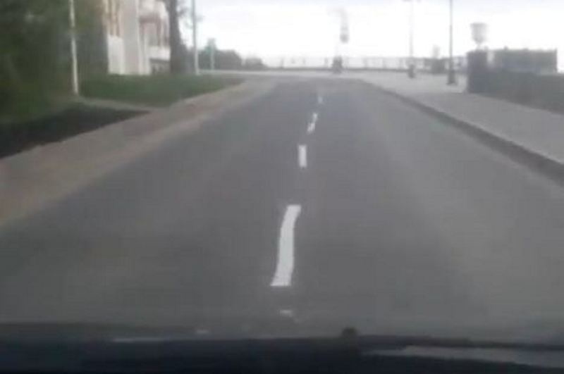 Μεθυσμένος Ρώσος εργάτης φτιάχνει... μεθυσμένες λωρίδες κυκλοφορίας (video)