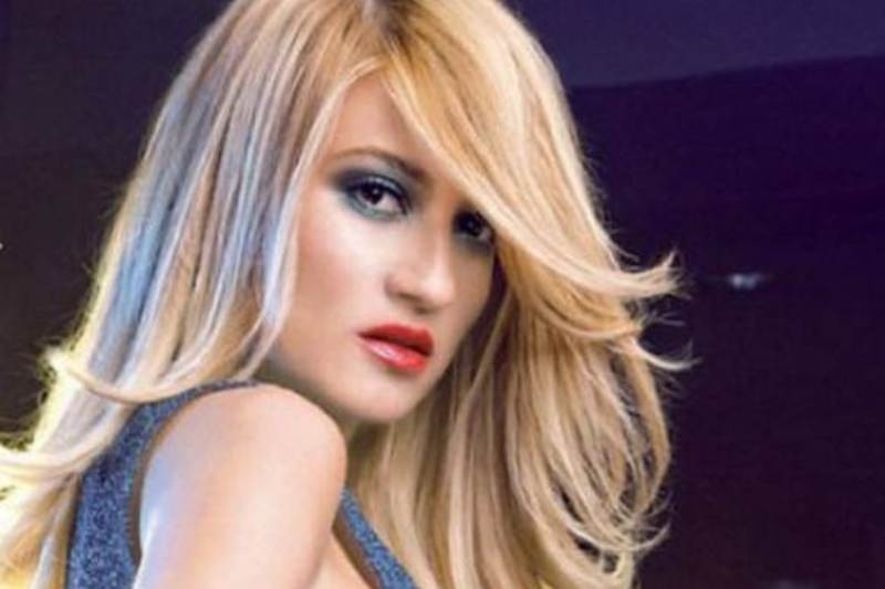 Δείτε τη Φαίη Σκορδά να στολίζει το Χριστουγεννιάτικο δέντρο της