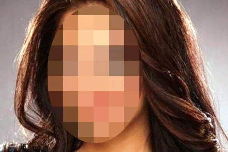 Η Ελληνίδα που σκανδαλίζει τη βρετανική showbiz