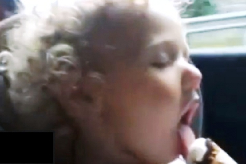 Του αρέσει τόσο πολύ το παγωτό που το παίρνει... ο ύπνος!