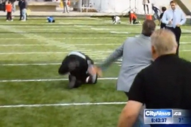 Πήγε να το παίξει παίκτης του φούτμπολ και «έφαγε» τούμπα! (video)