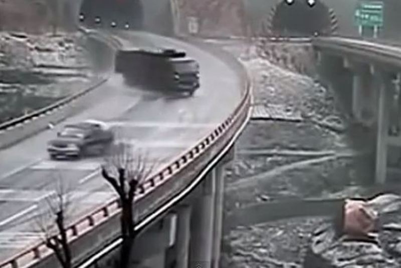 Αυτή η καραμπόλα θα σας κόψει την ανάσα... (video)