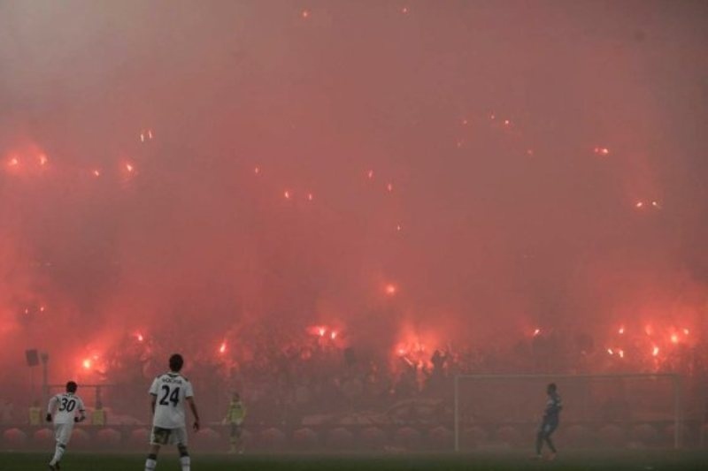 Προκάλεσαν νέφος στο γήπεδο οι οπαδοί! (videos)