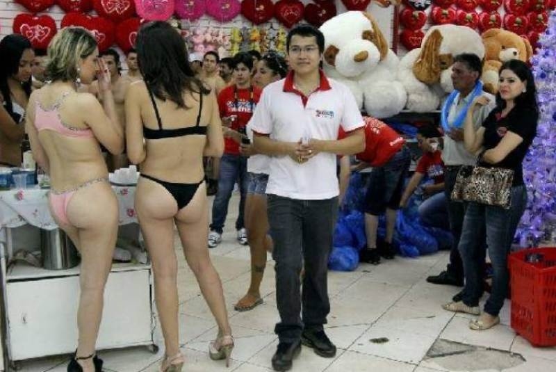 Έκαναν ψώνια... ημίγυμνοι (pics)