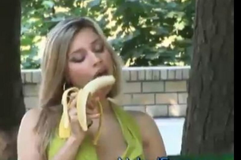 Παίρνει... μπανάνα και τρελαίνει (video)
