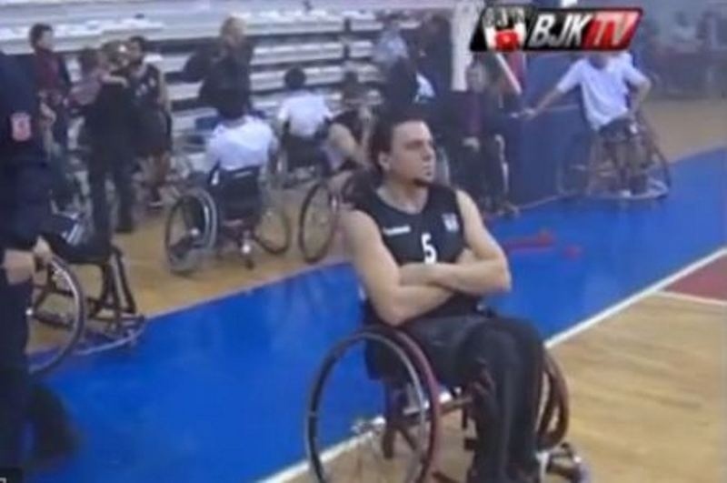 Οι Τούρκοι χούλιγκαν έπαιξαν ξύλο και σε αγώνα αναπήρων (video)