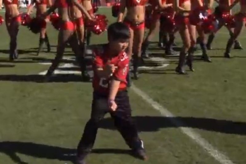 Ο μικρός χορευτής που... τρελαίνει τις cheerleaders (video)