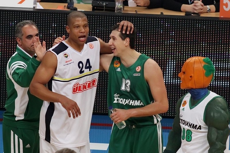 Μike Batiste... Backstage (video)