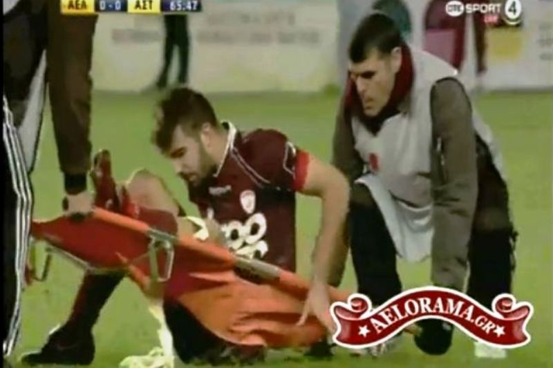 Σκίστηκε το φορείο, ξερός ο ποδοσφαιριστής (Video)