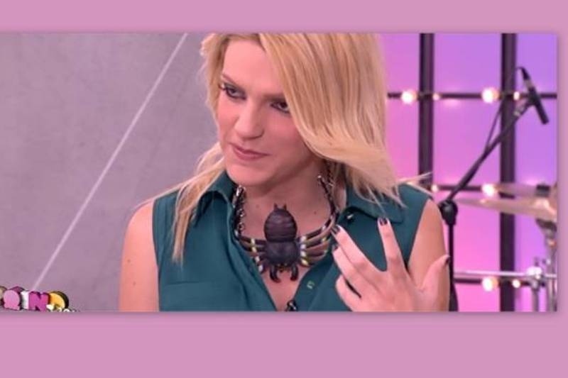 Σάσα Σταμάτη: Μία αράχνη στο λαιμό της!