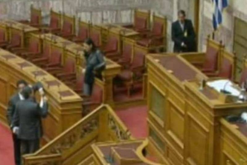 Βίντεο: Δείτε τι ακούστηκε στο κανάλι της Βουλής στο τέλος συνεδρίασης