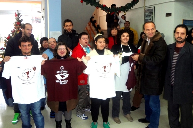 Μια μεγάλη «βυσσινί» αγκαλιά