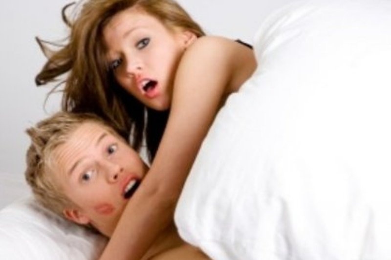 5 αλάνθαστα σημάδια ότι σας απατάει!