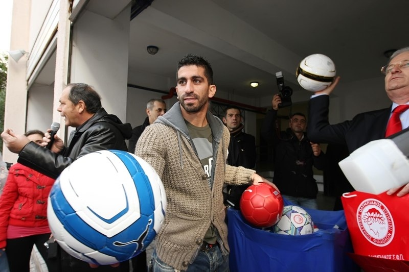 Ολυμπιακός: Μοίρασε… μπάλες και μπλούζες ο Ζαραδούκας (photos)