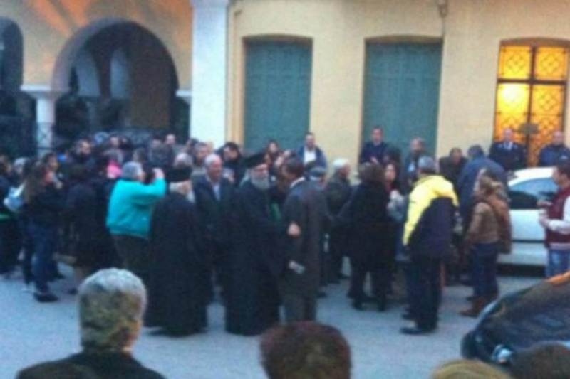Ναύπακτος: Άρπαξαν ιερέα από τα γένια! (vid)