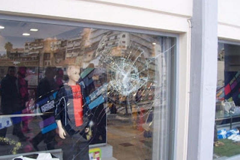 Μολότοφ και υλικές ζημιές στη μπουτίκ του Παναιτωλικού!