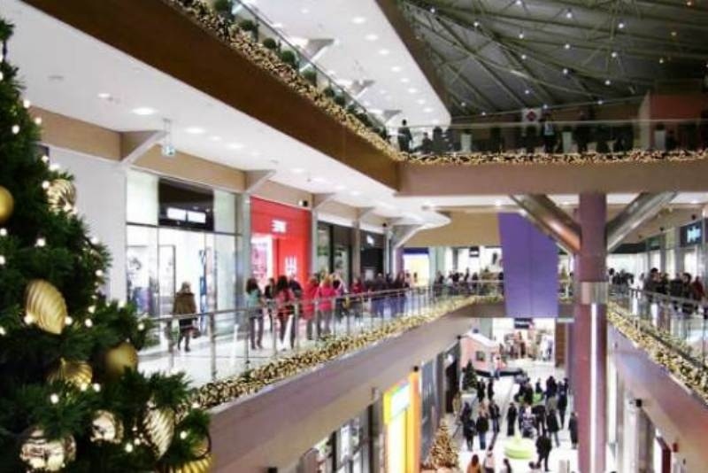 Εως τις 18:00 ανοιχτά σήμερα τα καταστήματα