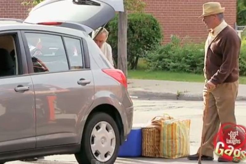 Δείτε τον παππού να... παρκάρει σαν Σουμάχερ! (video)