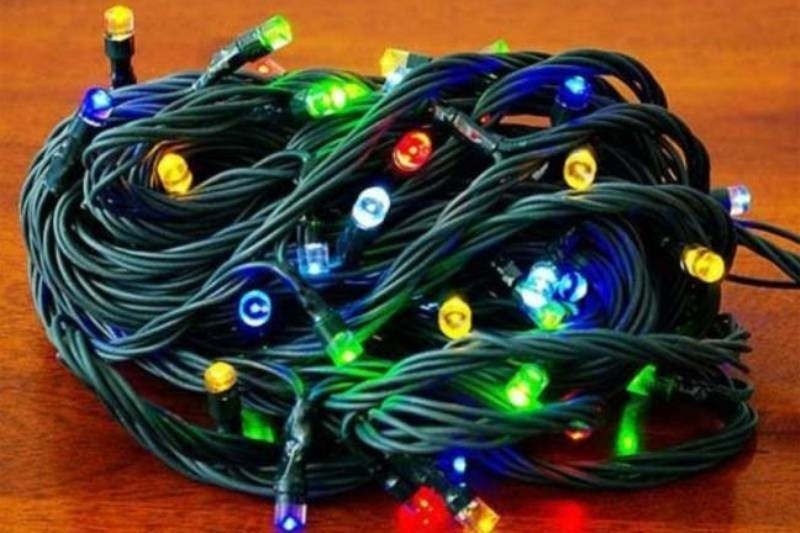 Δε φαντάζεστε πού πηγαίνουν τα πεταμένα χριστουγεννιάτικα λαμπάκια!