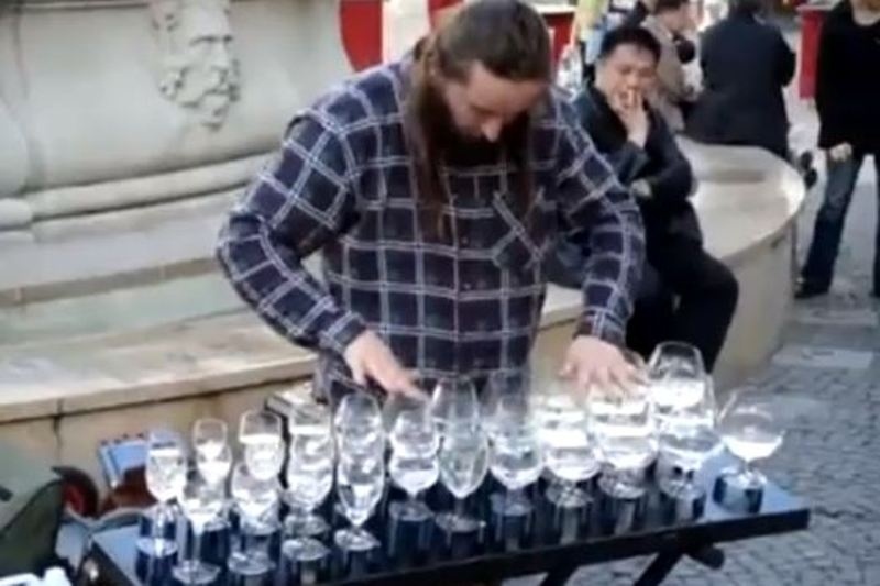 Eκπληκτικό: Πώς να παίξεις μουσική με... ποτήρια! (video)