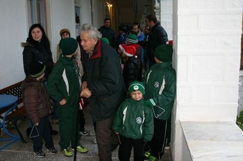 Παναθηναϊκά κάλαντα στα γηροκομεία της Σύρου