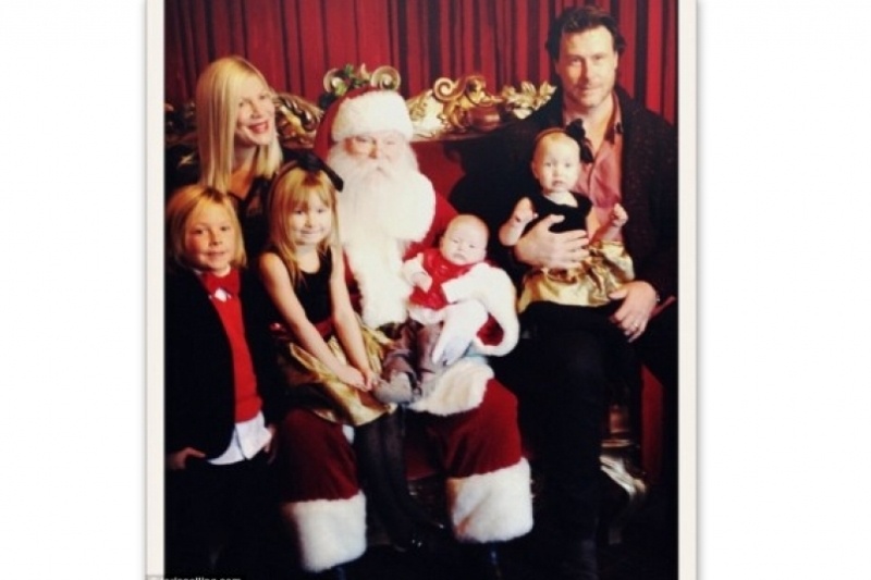 Η Tori Spelling και η οικογένειά της σας εύχονται χρόνια πολλά!
