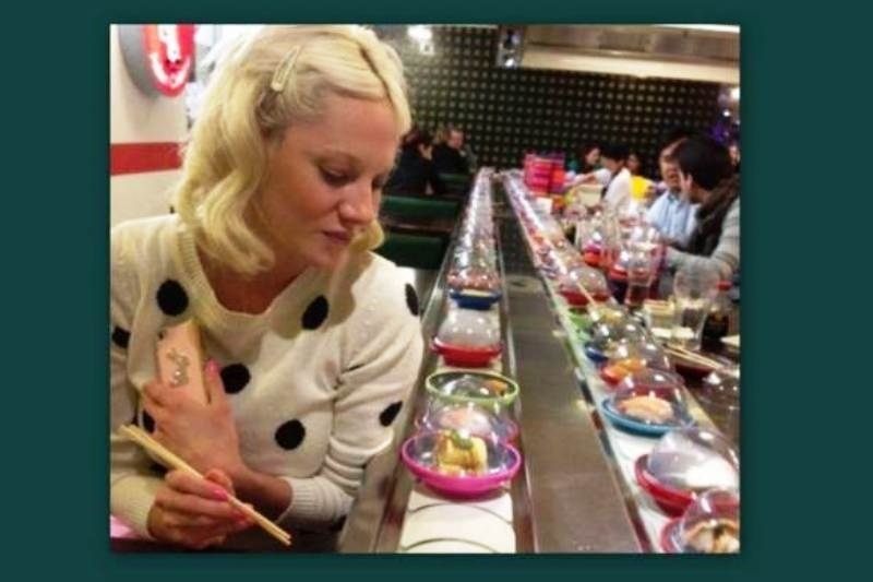 Η Τζούλια, το κοκαλάκι στα μαλλιά, το ντύσιμο παρθεναγωγείου και το… σούσι!