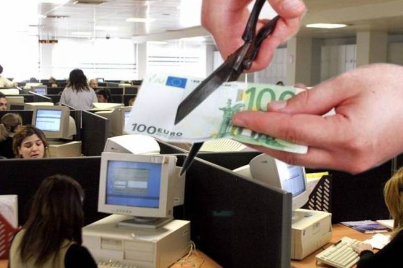 Πώς διαμορφώνονται οι μισθοί σε ιδιωτικό και δημόσιο τομέα