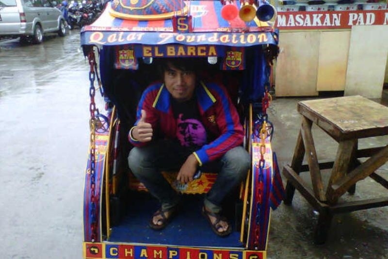 Μπαρτσελόνα: Το… τρίκυκλο στην Ινδονησία