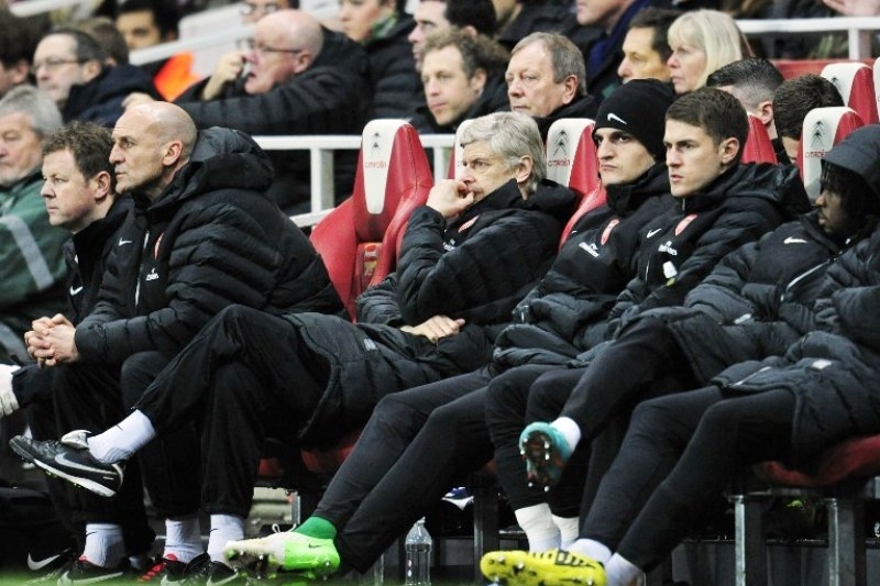 Έξαλλος με το… μπουφάν ο Βενγκέρ! (video)