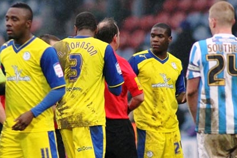 Δεν αποβλήθηκε ποδοσφαιριστής με δύο κίτρινες! (video)