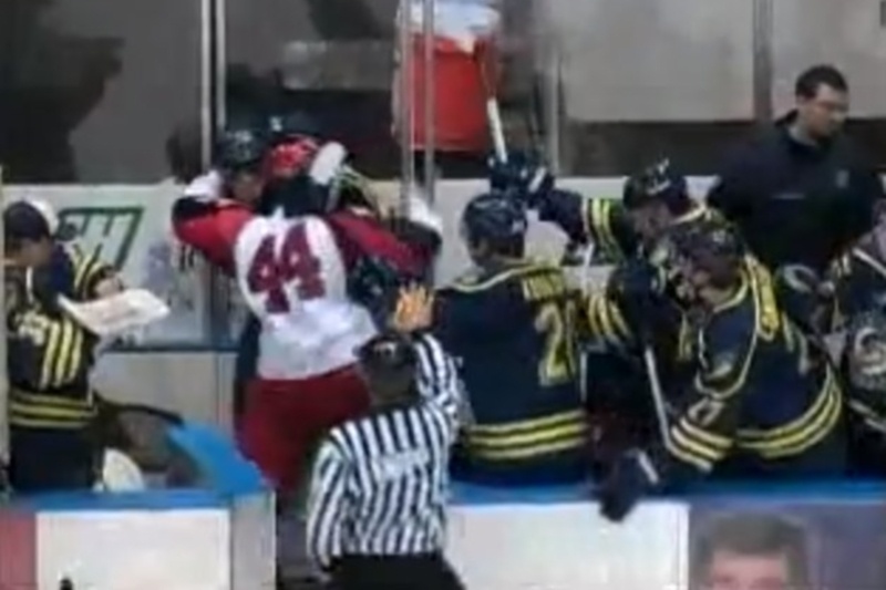Χόκεϊ επί πάγου: Καυγάς από τους λίγους (video)