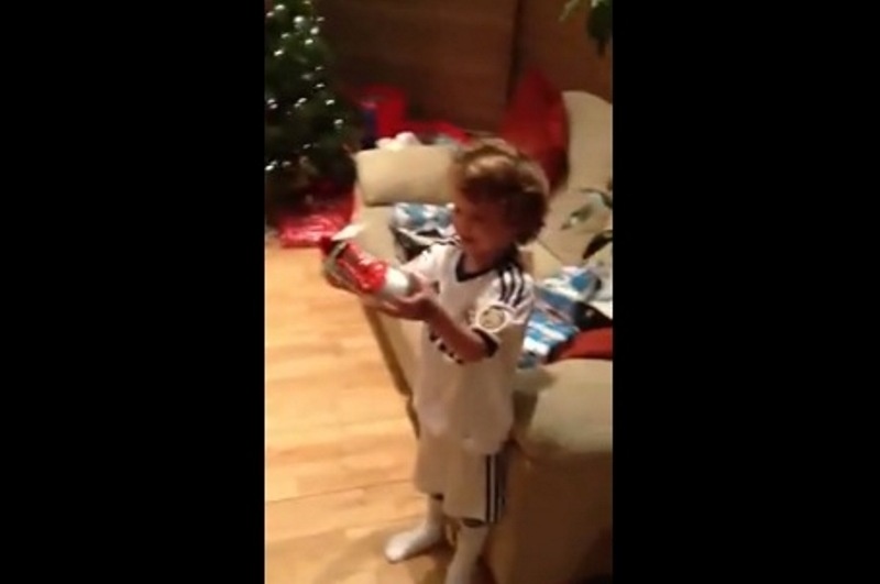 «Τρελάθηκε» ο μικρός… Μαδριλένος με τα παπούτσια του Μέσι! (video)