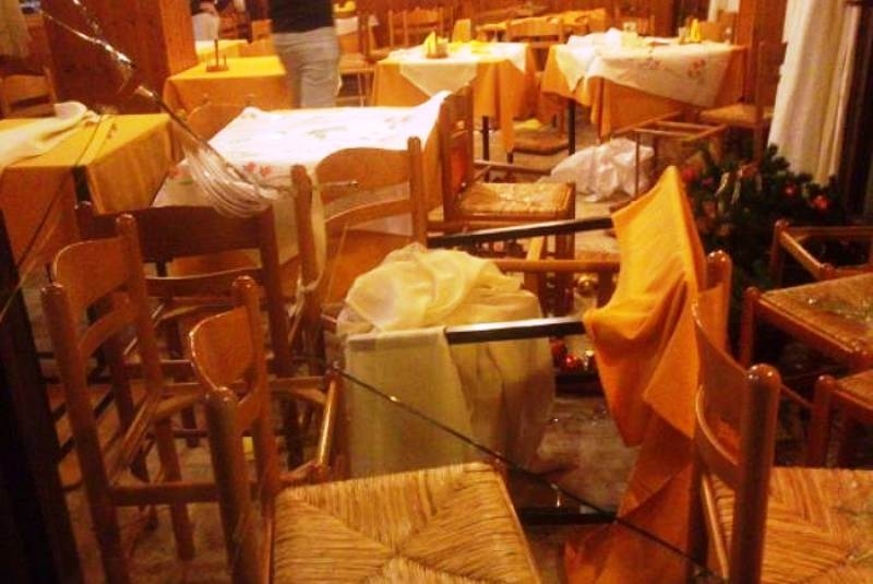 Βίντεο: «Μπούκαραν» με λοστούς σε ψητοπωλείο που έτρωγαν Χρυσαυγίτες
