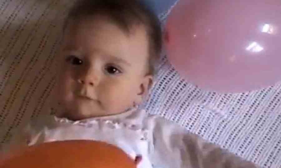 Τρυφερό βίντεο: Μωρό χαμογελά παίζοντας με τα μπαλόνια!