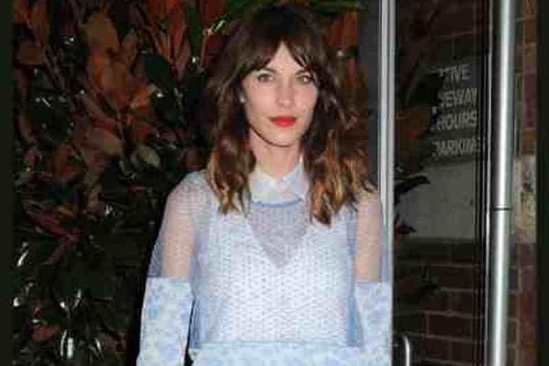 Αντιγράψτε το look: τα girly waves της Alexa Chung