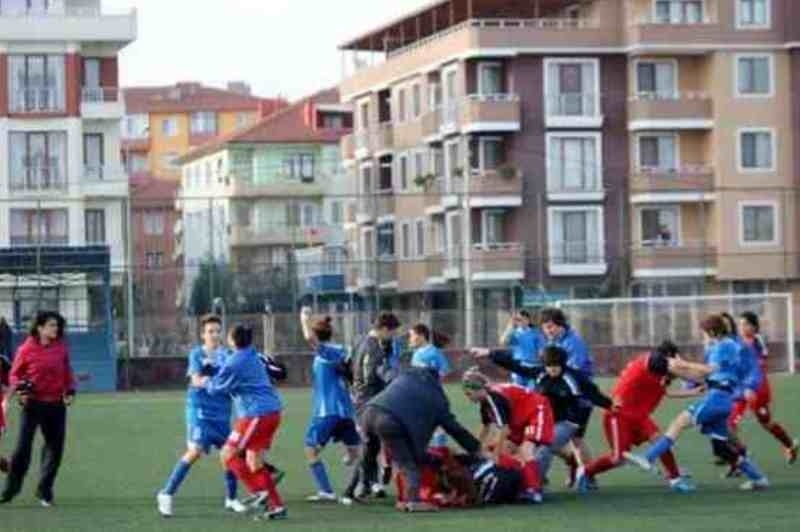 Τουρκία: Μαλλιοτραβήγματα… σε ποδοσφαιρικό αγώνα! (photos)