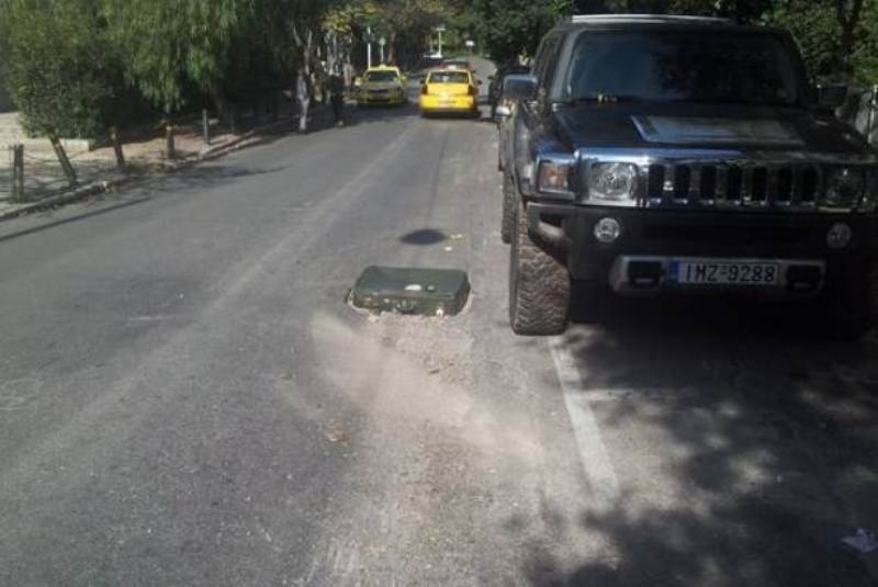 ΑΠΙΣΤΕΥΤΟ: Κάλυψαν την τρύπα στο οδόστρωμα με μία βαλίτσα!