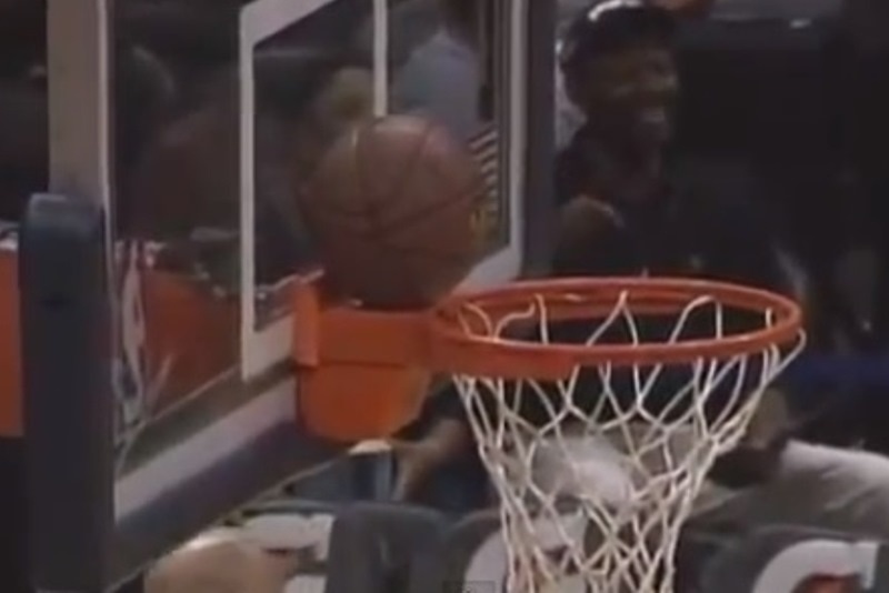 Ατλάντα Χοκς: Κόλλησε την μπάλα στο καλάθι και κέρδισε... 1.000 δολάρια! (video)