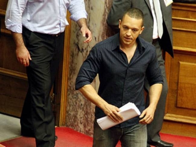 Κασιδιάρης σε Πιπιλή: Κάτσε κάτω μωρή, πάλι πιωμένη είσαι;
